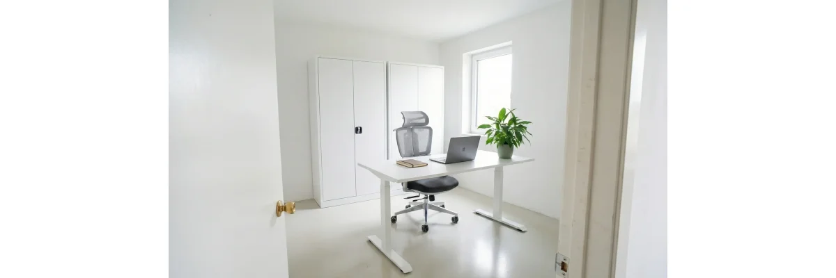 Minimalismus im Büro: Der Schlüssel zu konzentriertem, stressfreiem Arbeiten - Minimalismus im Büro: Weniger Ablenkung, mehr Konzentration 