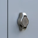 Detailansicht L&uuml;llmann XL Spind mittig schlie&szlig;end: Drehriegelverschluss