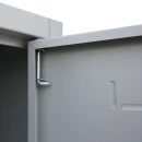 Detailansicht L&uuml;llmann XL Spind mittig schlie&szlig;end: Drehbolzen der T&uuml;r