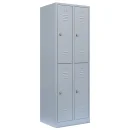 L&uuml;llmann Garderobenschrank mit ge&ouml;ffneter T&uuml;r, Kleiderstange mit 3 Haken je Abteil sichtbar
